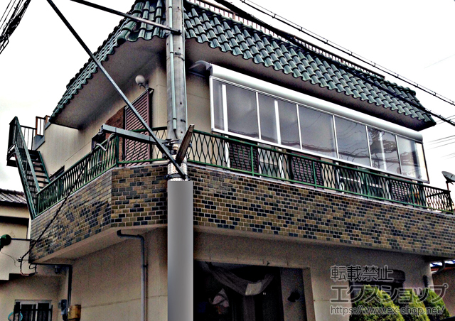 大阪府富田林市ののバルコニー・ベランダ屋根 ヴェクターテラス R型 屋根タイプ 連棟 積雪〜20cm対応＋ヴェクターテラス用 前面パネル＋吊り下げ式物干し 標準 2本入 施工例