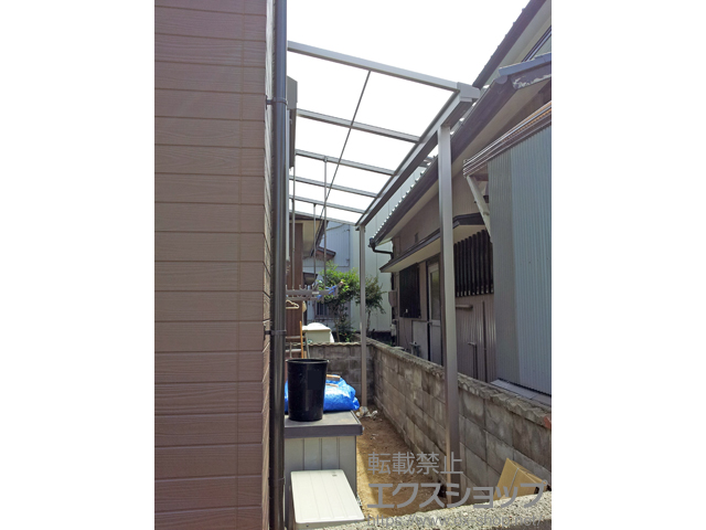 徳島県徳島市のLIXIL リクシル（トステム）のテラス屋根 ライザーテラスII F型 テラスタイプ 単体 積雪〜20cm対応＋吊り下げ物干し 標準 2本入×1 施工例