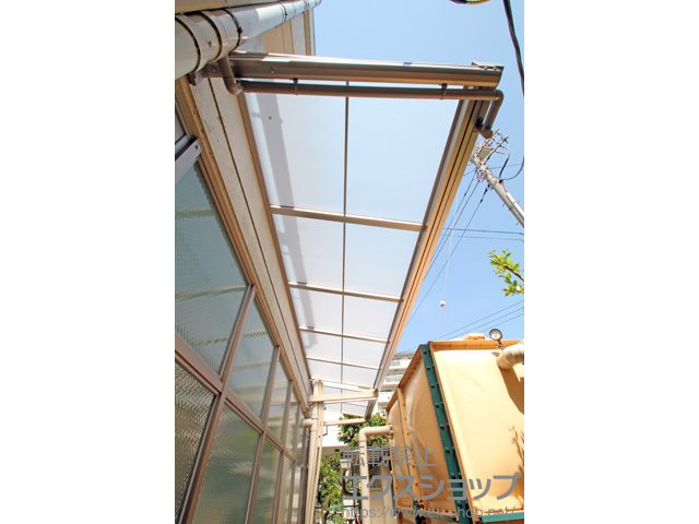 東京都狛江市のLIXIL リクシル（トステム）のバルコニー・ベランダ屋根 ライザーテラスII F型 ルーフタイプ 単体 積雪〜20cm対応 施工例