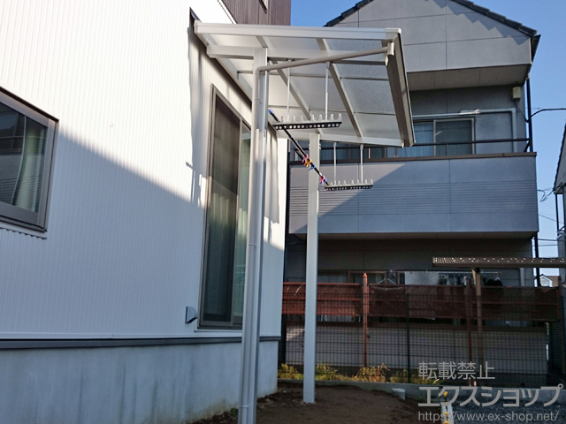 群馬県館林市ののテラス屋根 セパーネ 独立テラスタイプ すき間カバー（間口用）付き 本体取付仕様　積雪〜20cm対応＋吊り下げ型調整騎士 ロングタイプ 2本入り 施工例