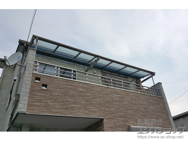 埼玉県川口市ののバルコニー・ベランダ屋根 ヴェクターテラス F型 ルーフタイプ 連棟 積雪〜20cm対応＋吊下げ式物干し 標準 2本入 施工例