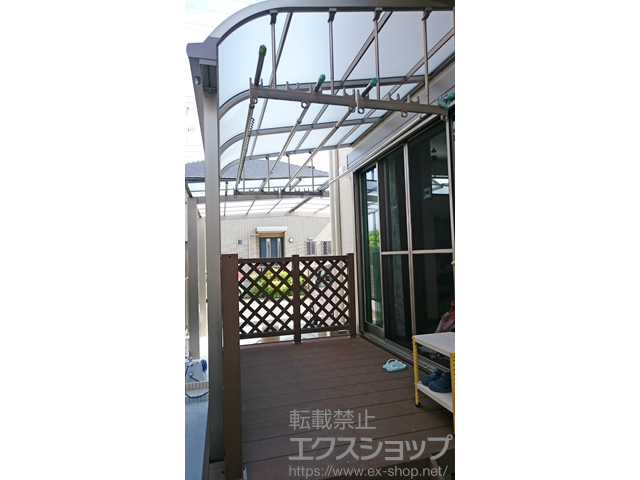 大阪府和泉市のLIXIL リクシル（トステム）のテラス屋根 ライザーテラスII R型 テラスタイプ 単体 積雪〜20cm対応＋吊り下げ物干し 標準 2本入り×2セット 施工例