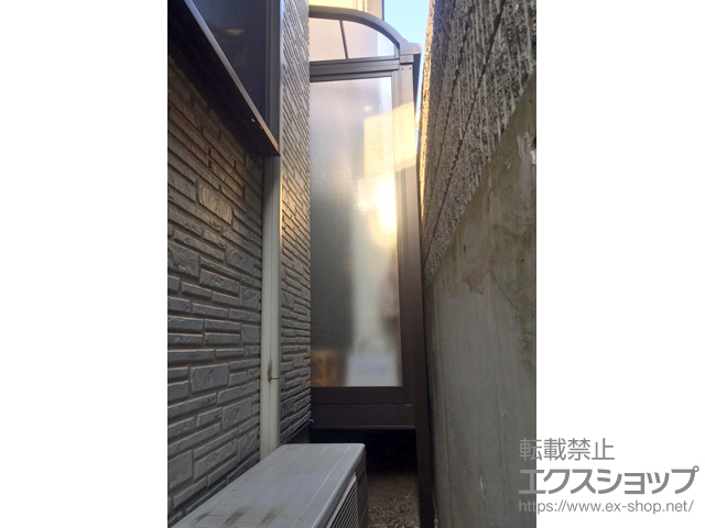 大阪府泉佐野市のLIXIL リクシル（トステム）のテラス囲い・サンルーム ほせるんですII R型 床納まり 積雪〜20cm対応 施工例