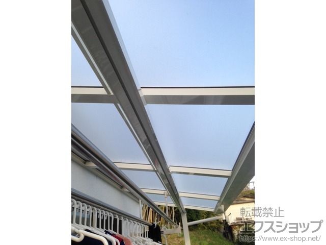 大阪府高槻市のLIXIL リクシル（トステム）のバルコニー・ベランダ屋根 ライザーテラスII F型 屋根タイプ 連棟 積雪〜20cm対応＋吊り下げ物干し 施工例