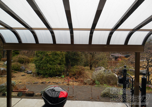 群馬県吾妻郡中之条町のLIXIL リクシル（トステム）のテラス屋根 パワーアルファ RB型 テラスタイプ 単体 積雪〜30cm対応 施工例