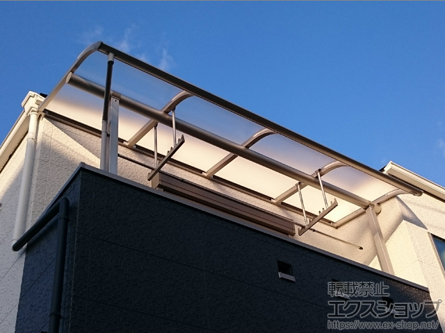 大阪府大阪市ののバルコニー・ベランダ屋根 プレシオステラス R型 屋根タイプ 単体 積雪〜20cm対応＋吊り下げ式物干し 施工例