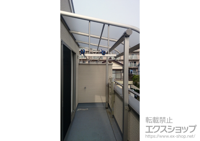 埼玉県さいたま市ののバルコニー・ベランダ屋根 プレシオステラス R型 屋根タイプ 単体 積雪〜20cm対応＋吊り下げ式物干し 標準 2本入り×1セット 施工例