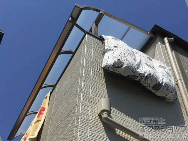 東京都江戸川区のLIXIL リクシル（トステム）のバルコニー・ベランダ屋根 ライザーテラスII R型 屋根タイプ 単体 積雪〜20cm対応＋吊下げ物干し 施工例