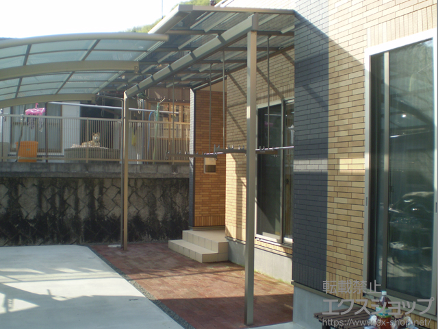 広島県竹原市のLIXIL リクシル（トステム）のテラス屋根 ライザーテラスII F型 テラスタイプ 単体 積雪〜20cm対応＋吊り下げ式物干し 施工例