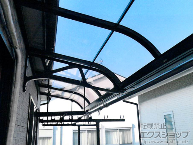 奈良県北葛城郡上牧町のLIXIL リクシル（トステム）のバルコニー・ベランダ屋根 ライザーテラスII R型 ルーフタイプ 連棟 積雪〜20cm対応＋吊り下げ物干し 施工例