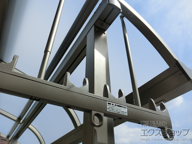 静岡県静岡市のLIXIL リクシル（トステム）のバルコニー・ベランダ屋根 ライザーテラスII R型 屋根タイプ 単体 積雪〜20cm対応＋吊り下げ物干し 施工例