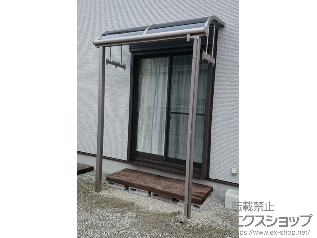 山梨県南アルプス市のLIXIL リクシル（トステム）のテラス屋根 ライザーテラスII R型 テラスタイプ 単体 積雪〜50cm対応＋吊り下げ物干し 施工例