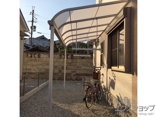 奈良県北葛城郡広陵町のLIXIL リクシル（トステム）のテラス屋根 ライザーテラスII R型 テラスタイプ 単体 積雪〜20cm対応＋吊り下げ物干し(ワイド) 施工例