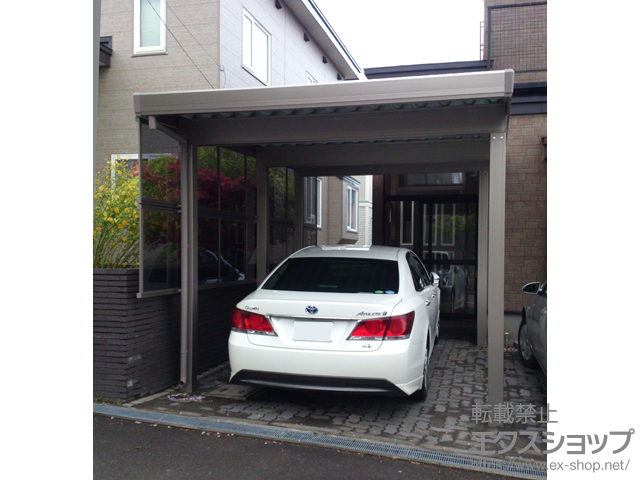 北海道札幌市のLIXIL リクシル（トステム）のカーポート テリオスポートIII 4500 角柱6本仕様 積雪〜150cm対応＋サイドパネル(ポリカーボネート) 施工例