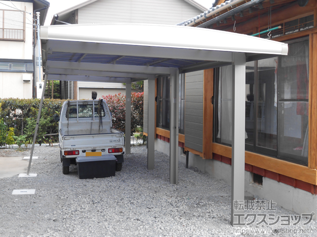 静岡県沼津市ののカーポート キューブポートプラス 縦連棟 耐風圧強度仕様 積雪〜20cm対応＋着脱式サポートS×4/屋根材ホルダー×4/母屋補強材×6 施工例