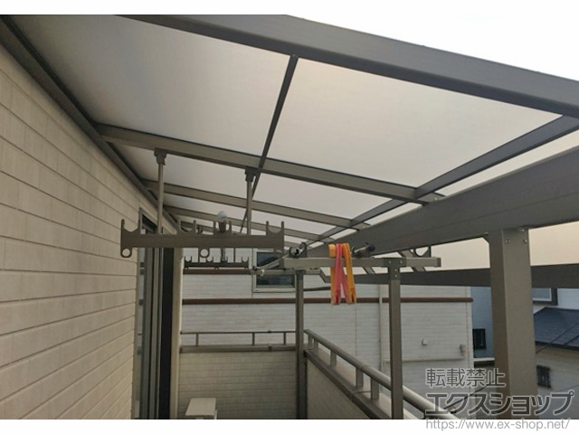 埼玉県上尾市のLIXIL リクシル（トステム）のバルコニー・ベランダ屋根 ライザーテラスII R型 屋根タイプ 単体 積雪〜20cm対応＋吊り下げ物干し 施工例