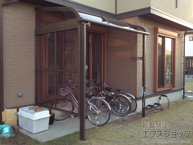 静岡県磐田市のLIXIL リクシル（トステム）のテラス屋根 ライザーテラスII R型 テラスタイプ 単体 積雪〜20cm対応＋側面スクリーン2段　*片側のみ＋ランマパネル＋壁付け物干し 施工例
