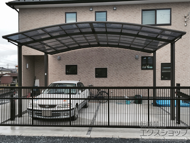 栃木県小山市のLIXIL リクシル（トステム）のカーポート カーブポートシグマIII ワイド 積雪〜20cm対応 施工例