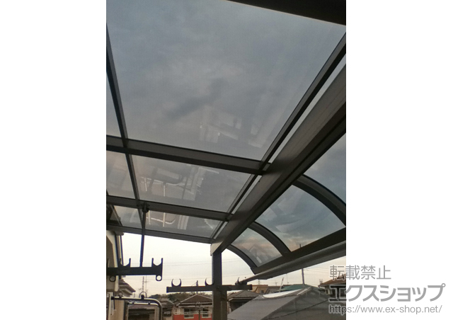 神奈川県横浜市のLIXIL リクシル（トステム）のバルコニー・ベランダ屋根 ライザーテラスII R型 屋根タイプ 単体 積雪〜20cm対応＋吊り下げ物干し 標準 2本入×1 施工例