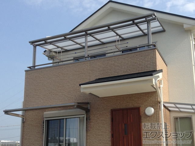 岡山県岡山市のLIXIL リクシル（トステム）のバルコニー・ベランダ屋根 ライザーテラスII F型 屋根タイプ 連棟 積雪〜20cm対応＋吊り下げ物干し ロング 標準 2本入×1/92°エルボ×4 施工例