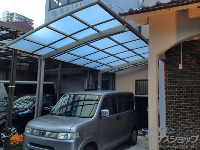 愛知県名古屋市のLIXIL リクシル（トステム）のカーポート カーブポートシグマIII 積雪〜20cm対応 幅=2,551mm 施工例