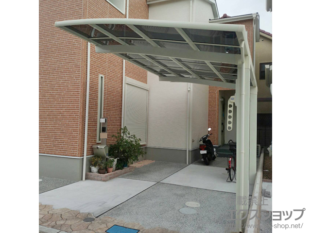 大阪府八尾市のLIXIL リクシル（トステム）のカーポート カーブポートシグマIII 積雪〜20cm対応＋収納式物干し 施工例