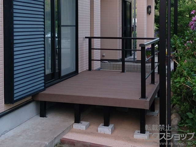 栃木県那須郡那珂川町ののウッドデッキ リウッドデッキ 200＋シンプルモダンデッキフェンス2型＜横格子2本タイプ＞ 施工例