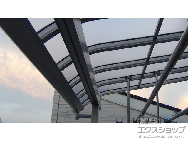 大阪府羽曳野市ののバルコニー・ベランダ屋根 ヴェクターテラス R型 1500 屋根タイプ 単体 積雪〜50cm対応＋吊り下げ式物干し 施工例