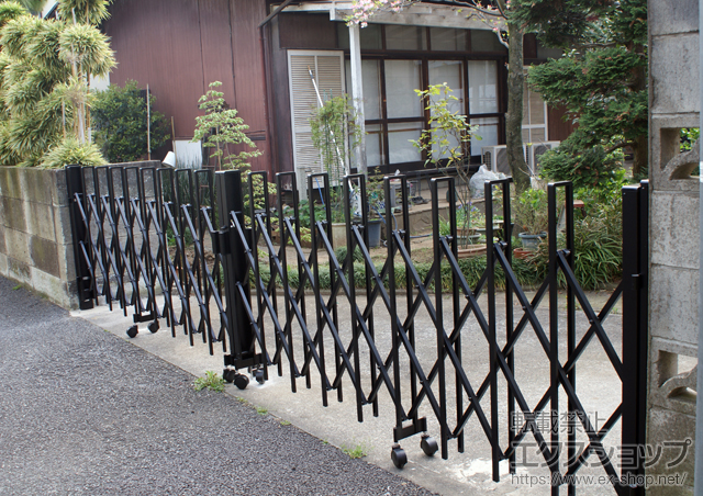 埼玉県志木市ののカーゲート トリップゲート RA型 ノンレール 両開き 54W(27S+27M) 施工例