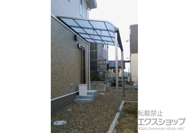 奈良県北葛城郡王寺町のLIXIL リクシル（トステム）のテラス屋根 ライザーテラスII R型 テラスタイプ 単体 積雪〜20cm対応＋ライザーテラスII 用吊り下げ物干し（標準） ロング2本入り×1セット 施工例