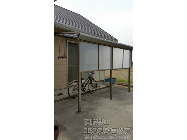 香川県東かがわ市のLIXIL リクシル（トステム）のテラス屋根 ライザーテラスII F型 テラスタイプ 単体 積雪〜20cm対応＋吊り下げ物干し 標準2本入り×1セット＋前面スクリーン1段 施工例