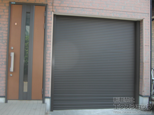 東京都清瀬市のLIXIL リクシル（トステム）のガレージシャッター ガレージシャッタークワトロ 電動式 内部付木造用壁付タイプ 施工例