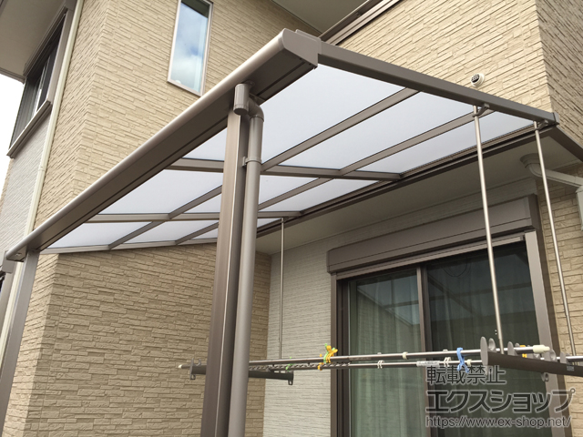 京都府南丹市のLIXIL リクシル（トステム）のテラス屋根 ライザーテラスII F型 テラスタイプ 単体 積雪〜20cm対応＋吊り下げ物干し（ワイド） ロング 2本入 施工例