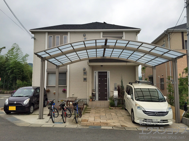 大阪府泉佐野市のLIXIL リクシル（トステム）のカーポート リベルポートシグマIII 3台用 積雪〜20cm対応＋収納式物干し 標準タイプ 2本入 施工例