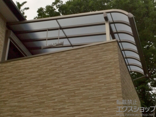 愛知県丹羽郡扶桑町のLIXIL リクシル（トステム）のバルコニー・ベランダ屋根 パワーアルファ RB型 屋根タイプ 単体 積雪〜30cm対応＋吊り下げ物干し 仕様：標準 2本入り 施工例