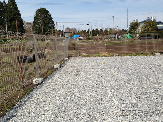 青森県上北郡六戸町ののフェンス・柵 イーネットフェンス 2F型 自由柱施工 施工例