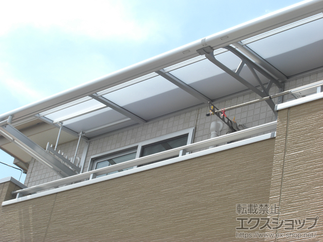 埼玉県蓮田市のLIXIL リクシル（トステム）のバルコニー・ベランダ屋根 ライザーテラスII R型 ルーフタイプ 連棟 積雪〜20cm対応＋吊り下げ物干し 標準 2本入＋壁付け物干し 標準タイプ 2本入 施工例