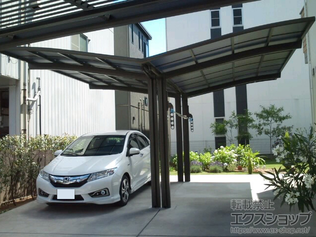 埼玉県川口市のLIXIL リクシル（トステム）のカーポート カーブポートシグマIII Y合掌 積雪〜20cm対応＋収納式物干し　標準 2本入り×1セット 施工例