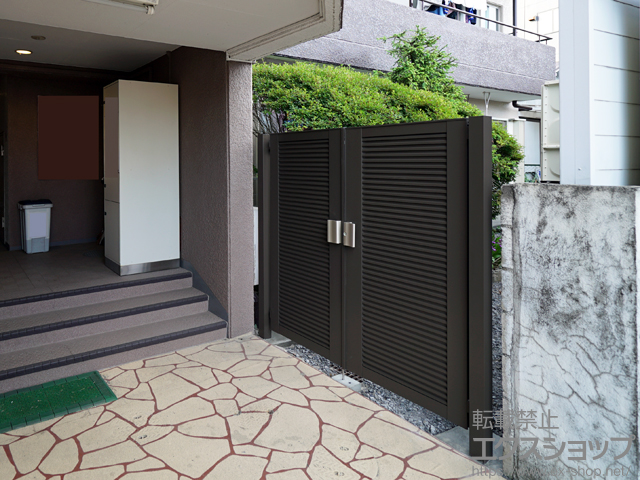 神奈川県横浜市のの門扉 ライシス門扉 5型 横目隠し 両開き 柱使用 施工例