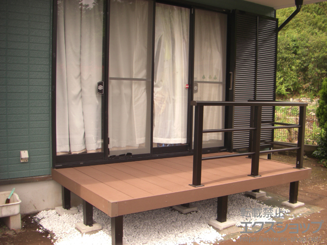 神奈川県茅ヶ崎市ののウッドデッキ リウッドデッキ 200＋シンプルモダンデッキフェンス2型＜横格子2本タイプ＞ 施工例