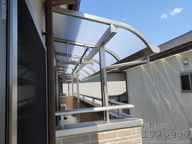 愛知県春日井市のLIXIL リクシル（トステム）のバルコニー・ベランダ屋根 ライザーテラスII R型 屋根タイプ 連棟 積雪〜20cm対応 施工例