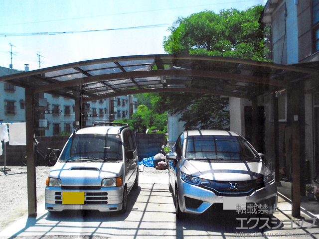 福岡県北九州市のLIXIL リクシル（トステム）のカーポート カーブポートシグマIII ワイド 積雪〜20cm対応＋収納式物干し 標準タイプ 2本入り×1セット 施工例