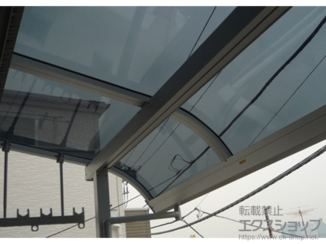 東京都中野区のLIXIL リクシル（トステム）のバルコニー・ベランダ屋根 ライザーテラスII R型 屋根タイプ 単体 積雪〜20cm対応 施工例