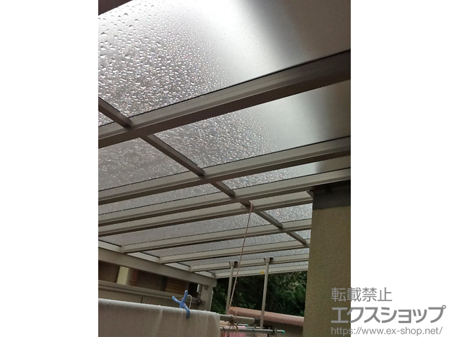 福岡県糸島市ののテラス屋根 ヴェクターテラス F型 テラスタイプ 単体 積雪〜20cm対応＋前面パネル＋吊り下げ式物干し 標準 2本入×1 施工例