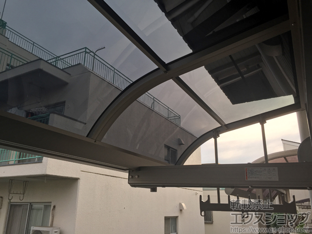 東京都足立区のLIXIL リクシル（トステム）のバルコニー・ベランダ屋根 ライザーテラスII R型 ルーフタイプ 単体 積雪〜20cm対応＋吊り下げ物干し 標準2本入り×1セット 施工例