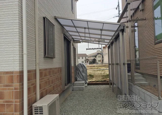 奈良県北葛城郡上牧町のLIXIL リクシル（トステム）のテラス屋根 ライザーテラスII F型 テラスタイプ 単体 積雪～20cm対応＋ライザーテラスII 用前面スクリーン2段＋吊り下げ物干し(ワイド) ロング2本入り×1セット 施工例