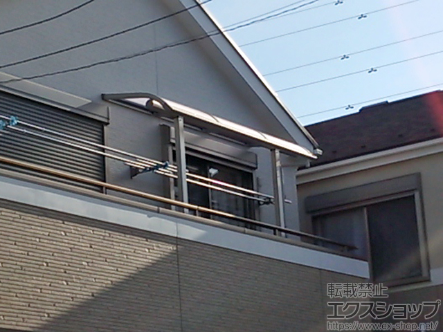 神奈川県平塚市ののバルコニー・ベランダ屋根 プレシオステラス R型 屋根タイプ 単体 積雪〜20cm対応＋壁付け物干し 標準タイプ 施工例