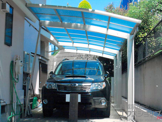 神奈川県横浜市ののカーポート レイナポートグラン 延長　積雪〜20cm対応＋着脱式サポート 標準・ハイルーフ兼用 2本入り×1セット/1本入り×1セット 施工例