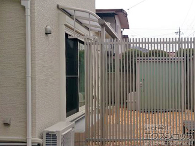 埼玉県入間市ののテラス屋根 プレシオステラス R型 テラスタイプ 単体 積雪〜20cm対応＋吊り下げ式物干し 仕様：標準 2本入り 施工例