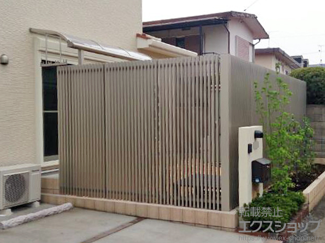 埼玉県入間市ののフェンス・柵 リレーリア フェンス2N型 たて格子 間仕切柱仕様(メーターモジュール) 施工例